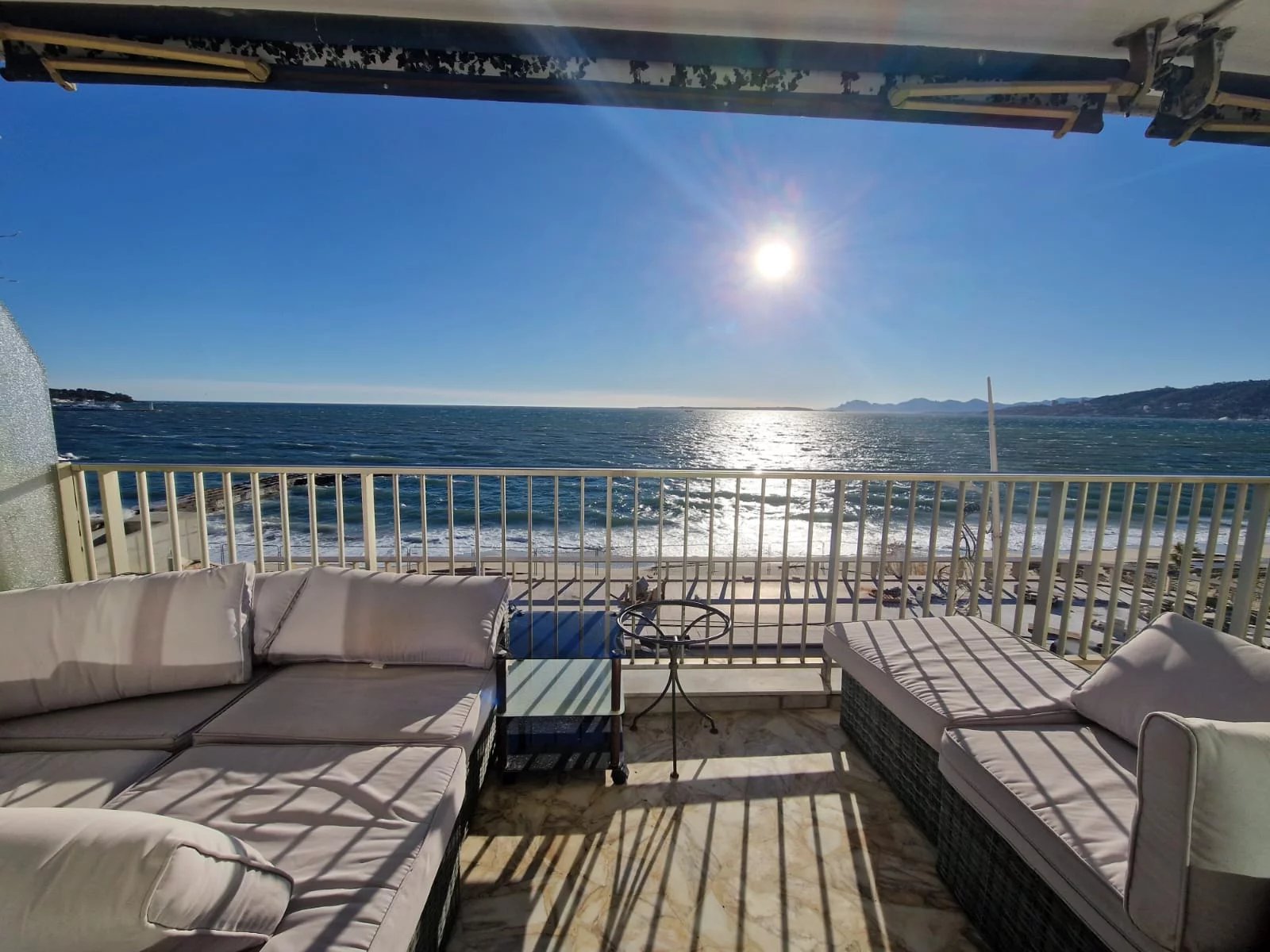 ✨ FOR RENT – EXCEPTIONAL APARTMENT – 3 ROOMS – 93.22 m² – SEA FRONT – BREATHTAKING SEA VIEW ✨ - ANTIBES - Tanit Immobilier