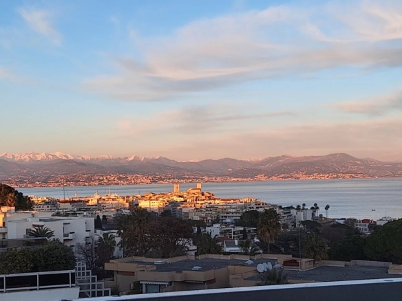 À louer jusqu'en juin 2026– Studio 26,46 m² avec coin nuit et vue mer exceptionnelle – Antibes Rostagne - Tanit Immobilier