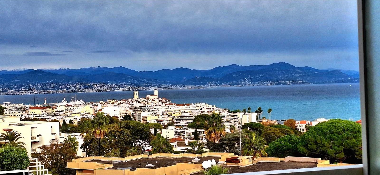 À louer jusqu'en juin 2026– Studio 26,46 m² avec coin nuit et vue mer exceptionnelle – Antibes Rostagne - Tanit Immobilier