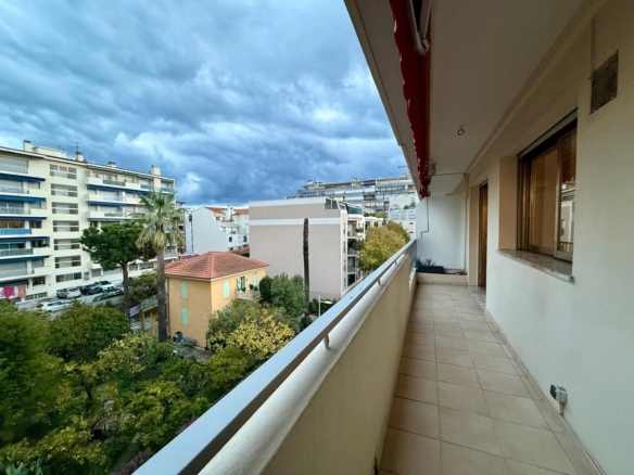 Fall in love with this studio in the very heart of Juan-les-Pins – High-end residence - Tanit Immobilier