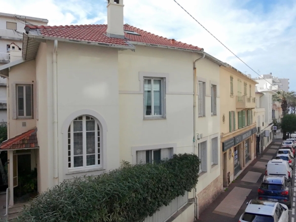 **IMMEUBLE BOURGEOIS – JUAN-LES-PINS – À 150 M DES PLAGES - Tanit Immobilier