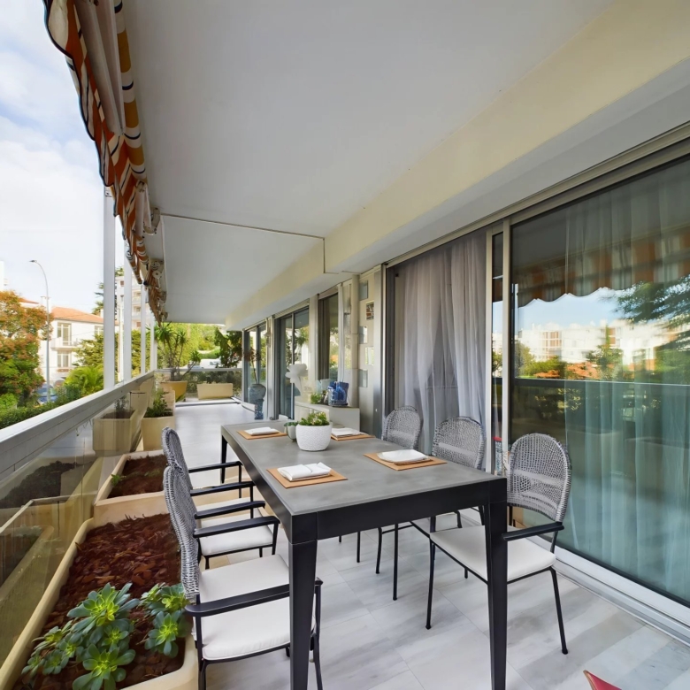 À VENDRE : APPARTEMENT 3 PIÈCES AVEC GRANDE TERRASSE ET PISCINE