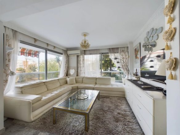 À VENDRE : APPARTEMENT 3 PIÈCES AVEC GRANDE TERRASSE ET PISCINE