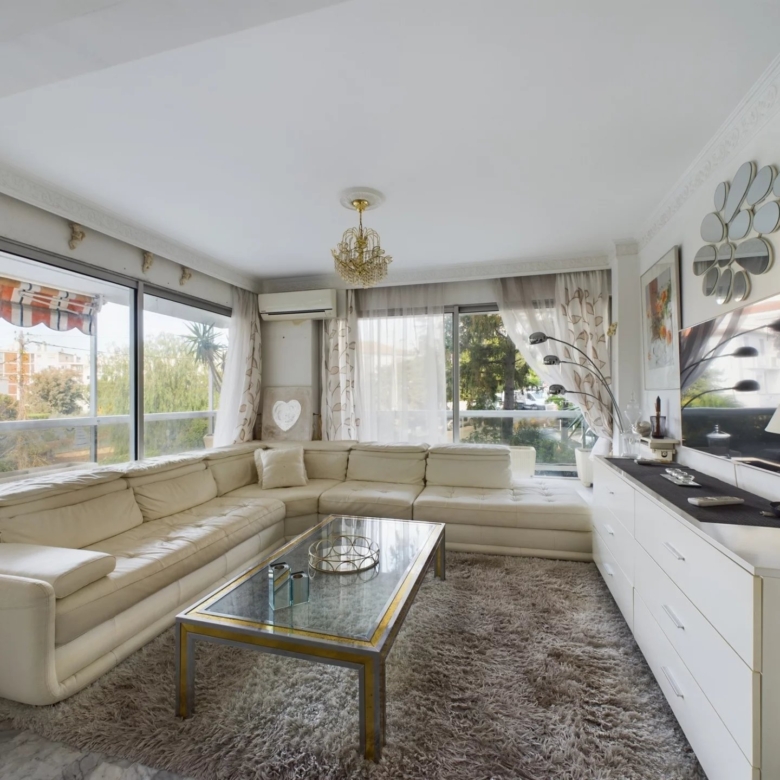 À VENDRE : APPARTEMENT 3 PIÈCES AVEC GRANDE TERRASSE ET PISCINE