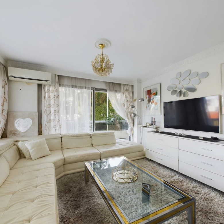 À VENDRE : APPARTEMENT 3 PIÈCES AVEC GRANDE TERRASSE ET PISCINE