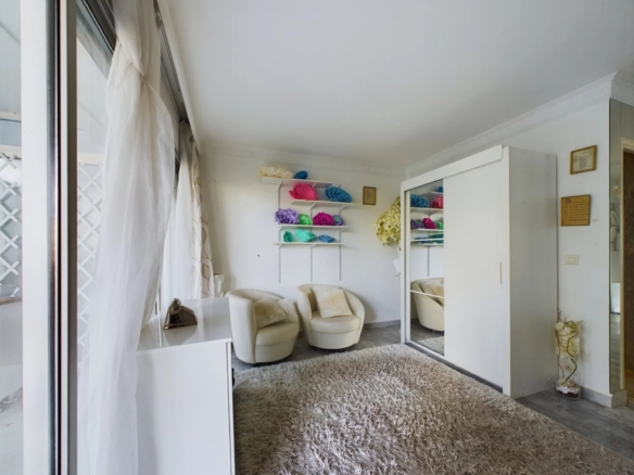 À VENDRE : APPARTEMENT 3 PIÈCES AVEC GRANDE TERRASSE ET PISCINE