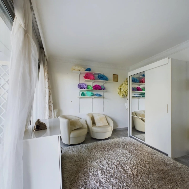 À VENDRE : APPARTEMENT 3 PIÈCES AVEC GRANDE TERRASSE ET PISCINE
