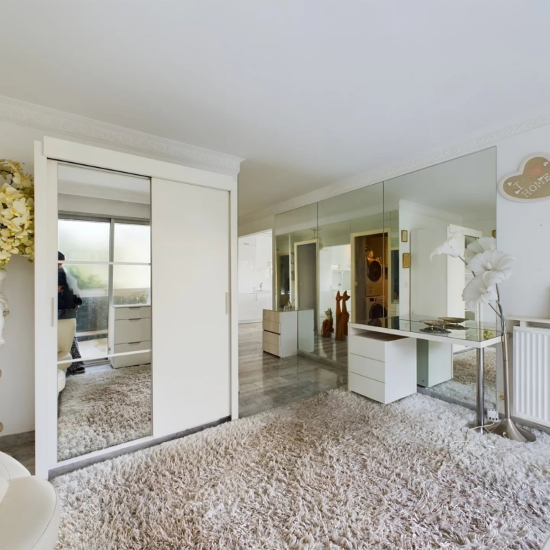 À VENDRE : APPARTEMENT 3 PIÈCES AVEC GRANDE TERRASSE ET PISCINE