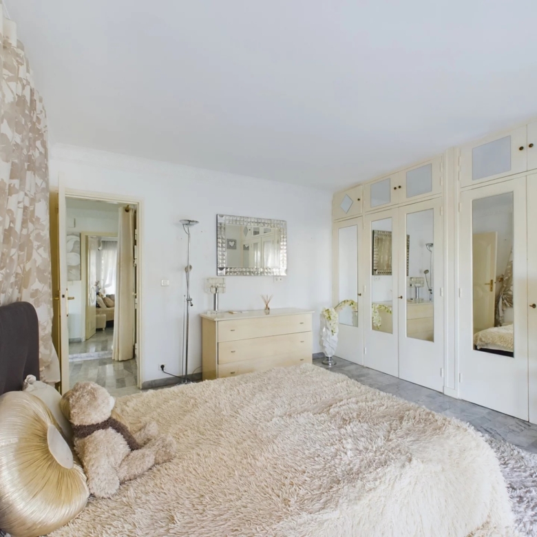 À VENDRE : APPARTEMENT 3 PIÈCES AVEC GRANDE TERRASSE ET PISCINE