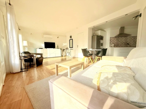 Juan-les-Pins – Appartement 2 pièces rénové avec terrasse, emplacement central