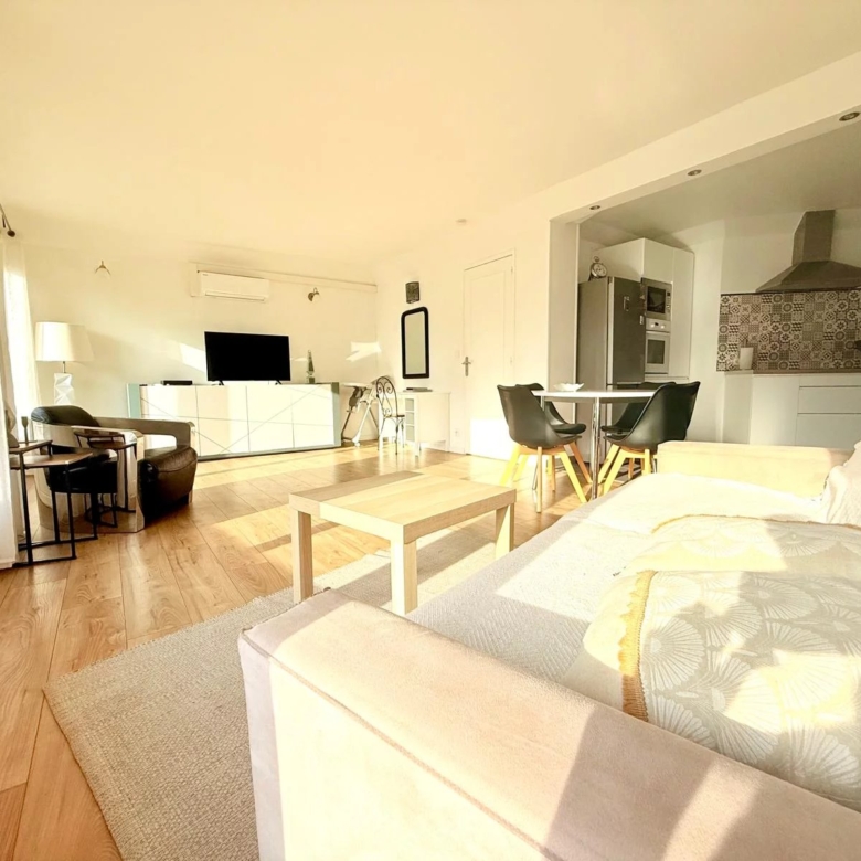 Juan-les-Pins – Appartement 2 pièces rénové avec terrasse, emplacement central