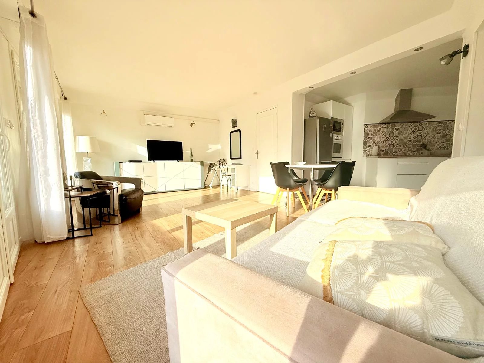 385f441fc53a3f921fb7400122ed428c_e956e2b1d3_1600-original.jpg Juan-les-Pins – Appartement 2 pièces rénové avec terrasse, emplacement central