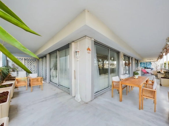 À VENDRE : APPARTEMENT 3 PIÈCES AVEC GRANDE TERRASSE ET PISCINE