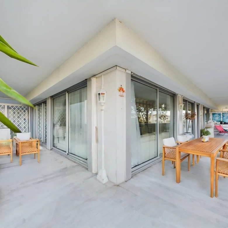 À VENDRE : APPARTEMENT 3 PIÈCES AVEC GRANDE TERRASSE ET PISCINE