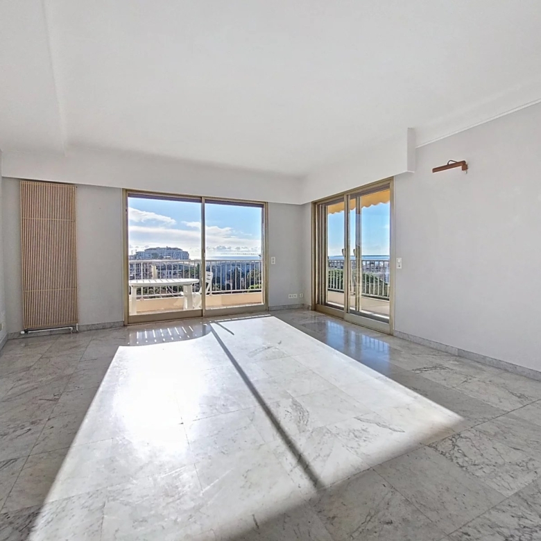 Rare à la vente – Dernier étage avec terrasse et vue mer au cœur de la Pinède
