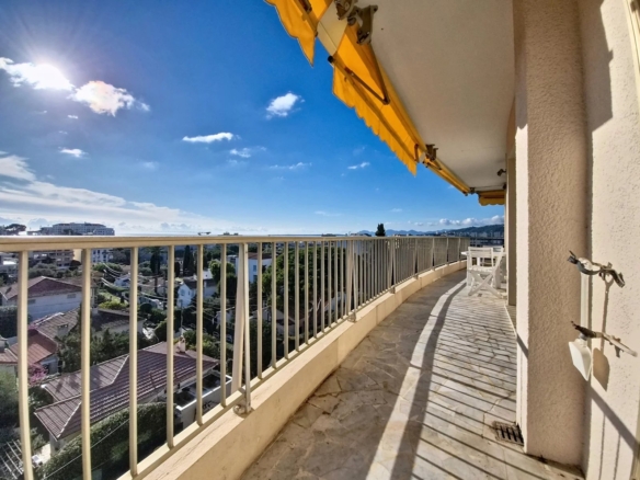 Rare à la vente – Dernier étage avec terrasse et vue mer au cœur de la Pinède