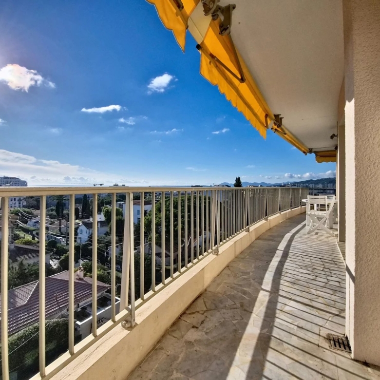 Rare à la vente – Dernier étage avec terrasse et vue mer au cœur de la Pinède