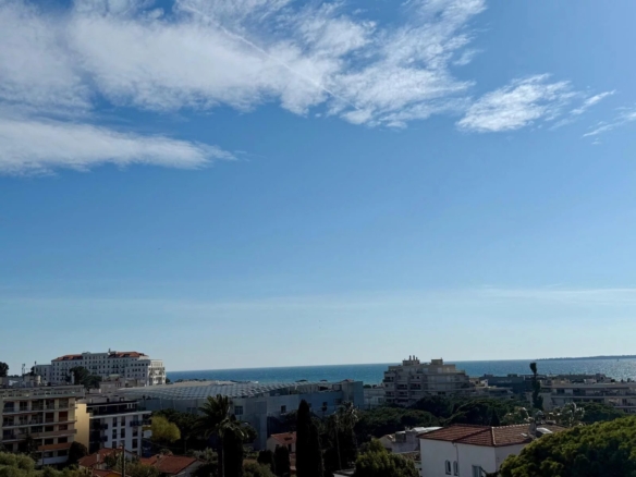 Rare à la vente – Dernier étage avec terrasse et vue mer au cœur de la Pinède