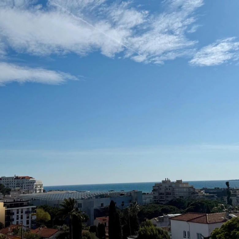 Rare à la vente – Dernier étage avec terrasse et vue mer au cœur de la Pinède