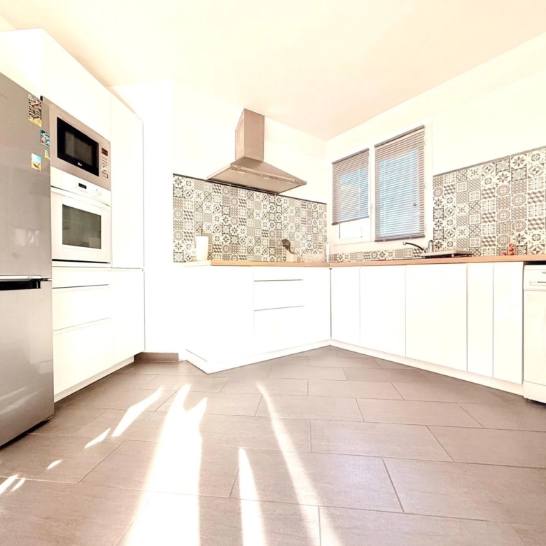 Juan-les-Pins – Appartement 2 pièces rénové avec terrasse, emplacement central
