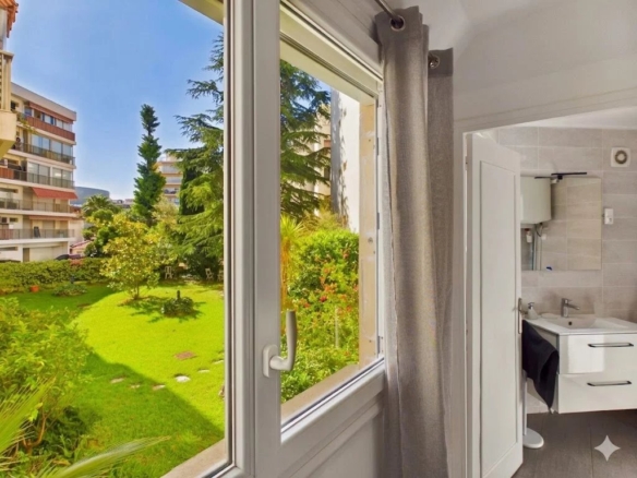 Juan-les-Pins – Appartement 2 pièces rénové avec terrasse, emplacement central