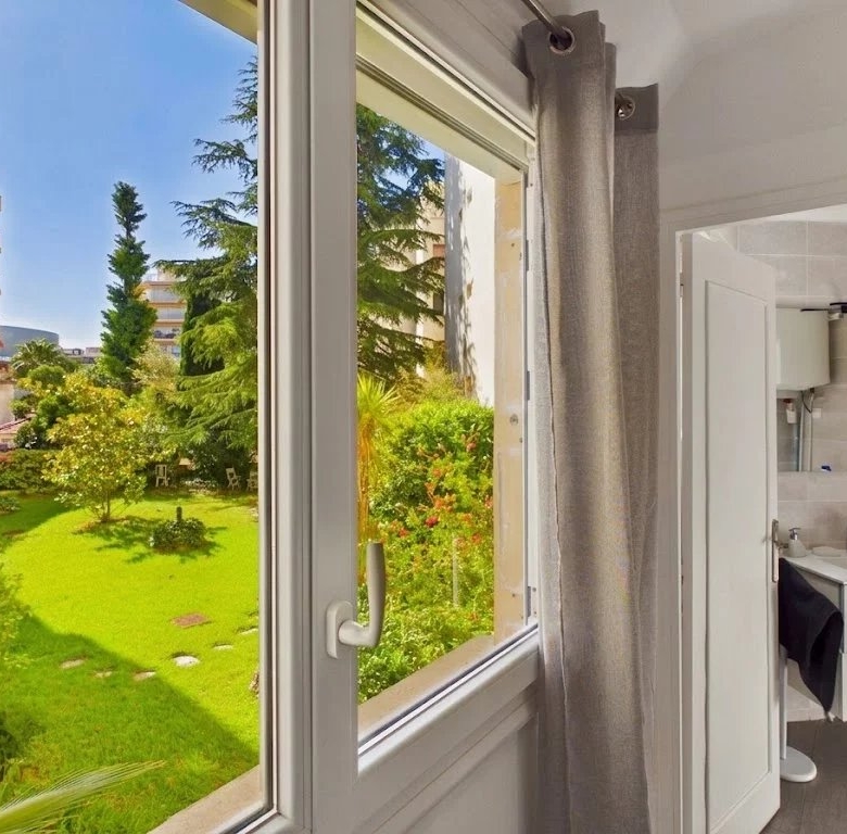Juan-les-Pins – Appartement 2 pièces rénové avec terrasse, emplacement central