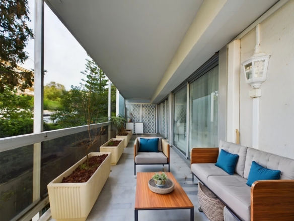 À VENDRE : APPARTEMENT 3 PIÈCES AVEC GRANDE TERRASSE ET PISCINE
