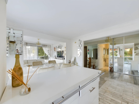 À VENDRE : APPARTEMENT 3 PIÈCES AVEC GRANDE TERRASSE ET PISCINE