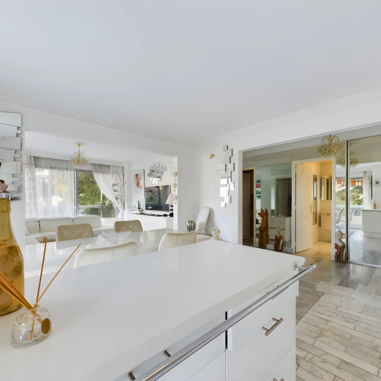 À VENDRE : APPARTEMENT 3 PIÈCES AVEC GRANDE TERRASSE ET PISCINE