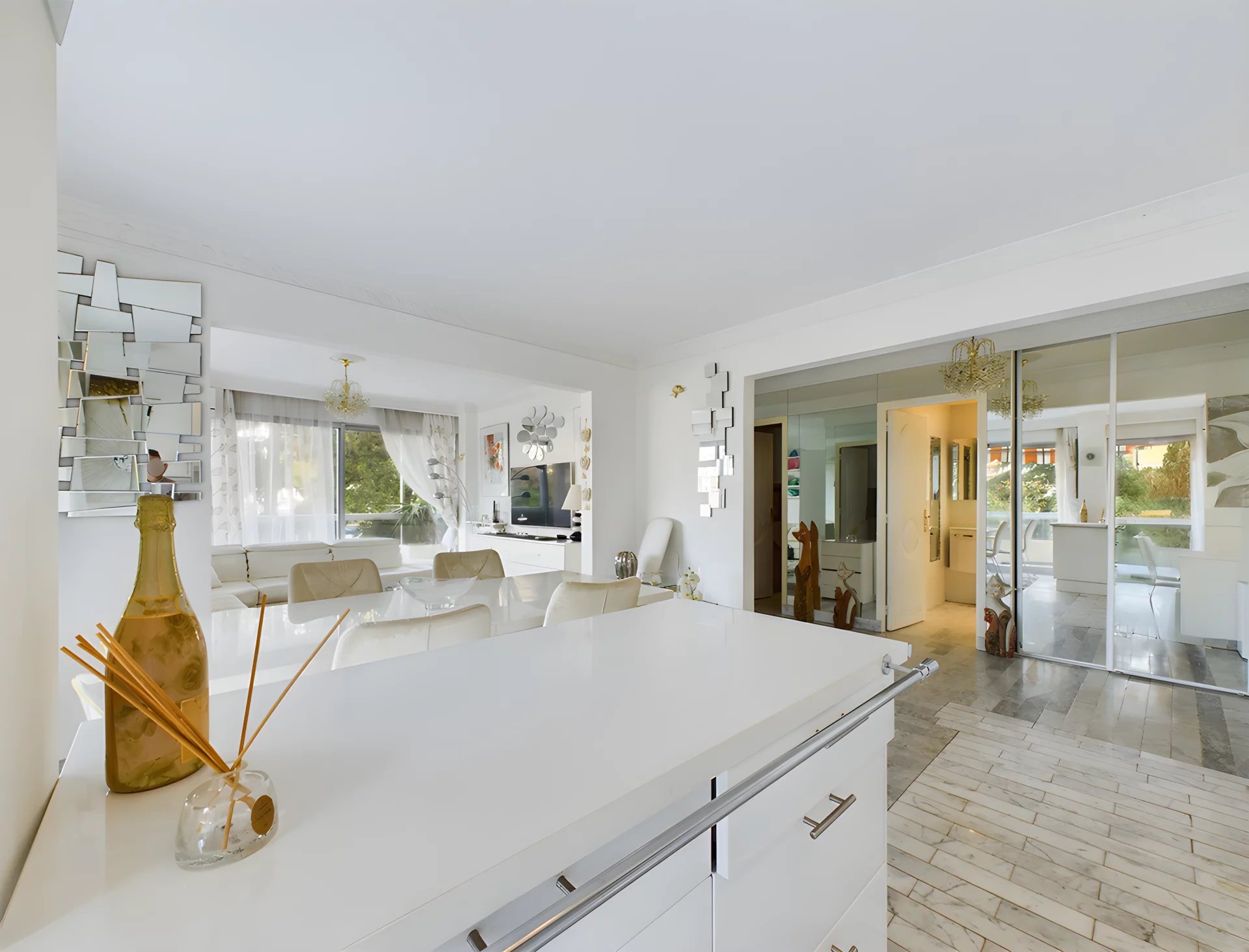 6518a881a46e35f7ea6b80095432df53_c23120b343_1920-original.jpg À VENDRE : APPARTEMENT 3 PIÈCES AVEC GRANDE TERRASSE ET PISCINE