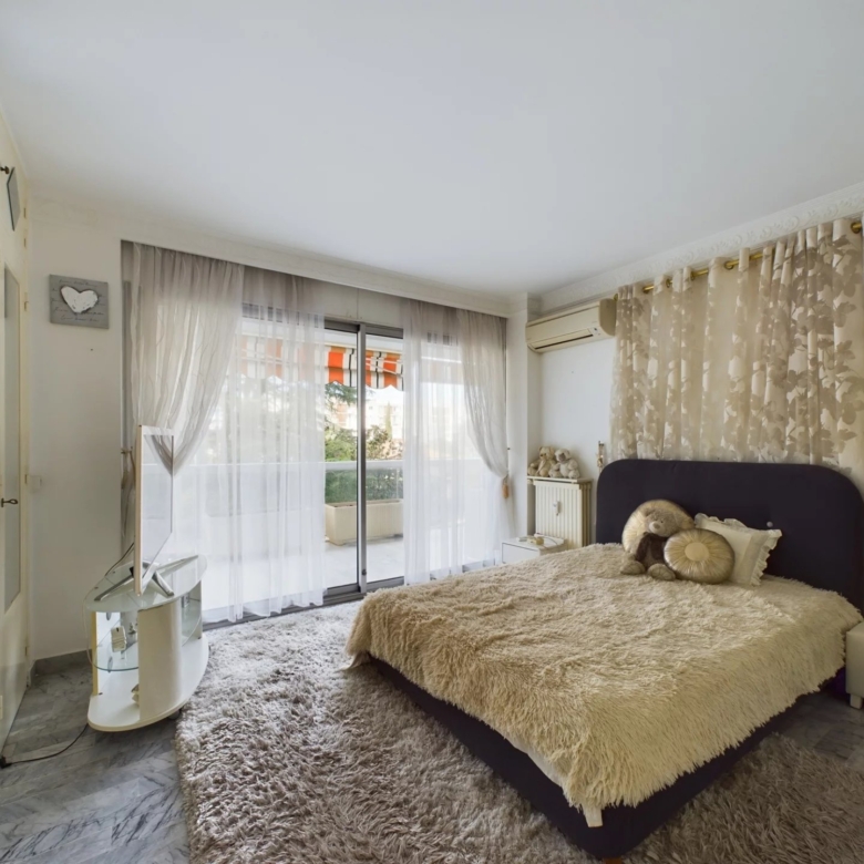 À VENDRE : APPARTEMENT 3 PIÈCES AVEC GRANDE TERRASSE ET PISCINE