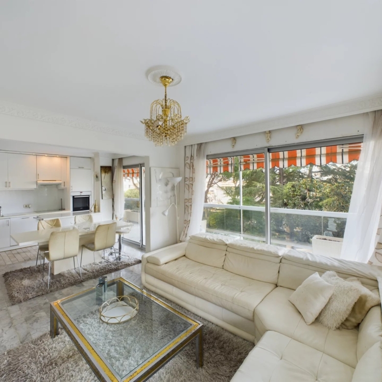 À VENDRE : APPARTEMENT 3 PIÈCES AVEC GRANDE TERRASSE ET PISCINE