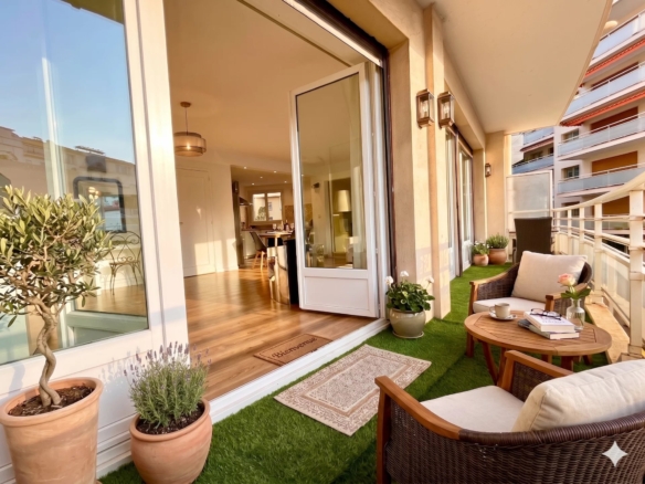 Juan-les-Pins – Appartement 2 pièces rénové avec terrasse, emplacement central