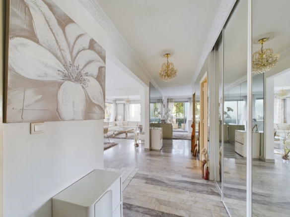 À VENDRE : APPARTEMENT 3 PIÈCES AVEC GRANDE TERRASSE ET PISCINE
