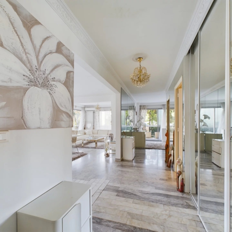 À VENDRE : APPARTEMENT 3 PIÈCES AVEC GRANDE TERRASSE ET PISCINE