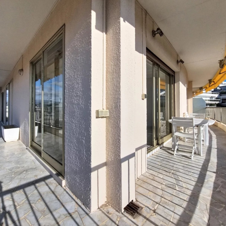 Rare à la vente – Dernier étage avec terrasse et vue mer au cœur de la Pinède