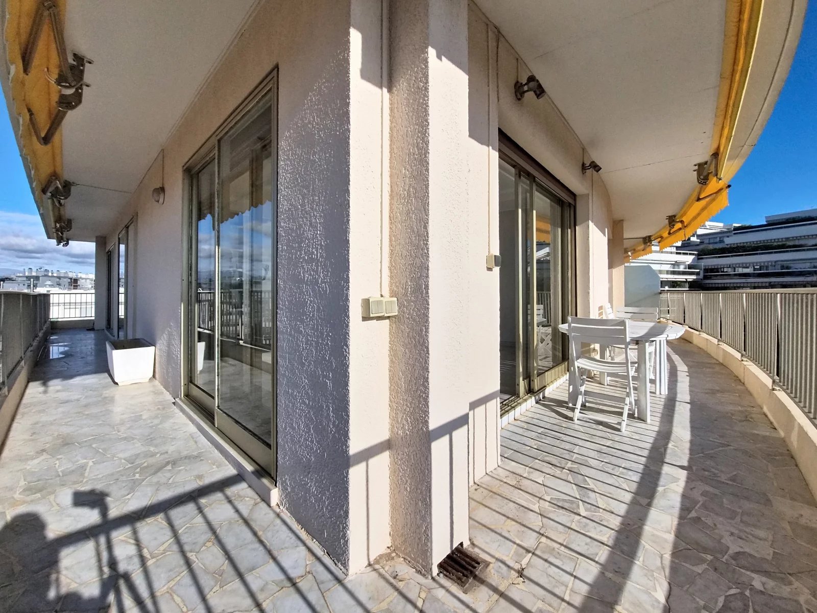 8c461b46700b6e70f7ff7526ca15ddbf_b3f8a43130_1600-original.jpg Rare à la vente – Dernier étage avec terrasse et vue mer au cœur de la Pinède