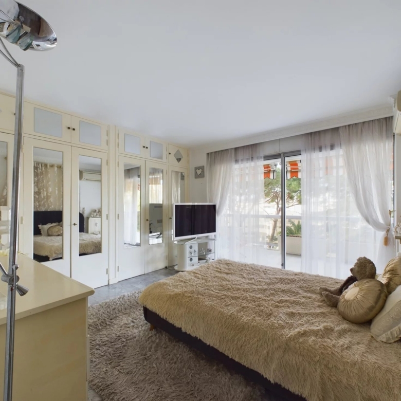 À VENDRE : APPARTEMENT 3 PIÈCES AVEC GRANDE TERRASSE ET PISCINE
