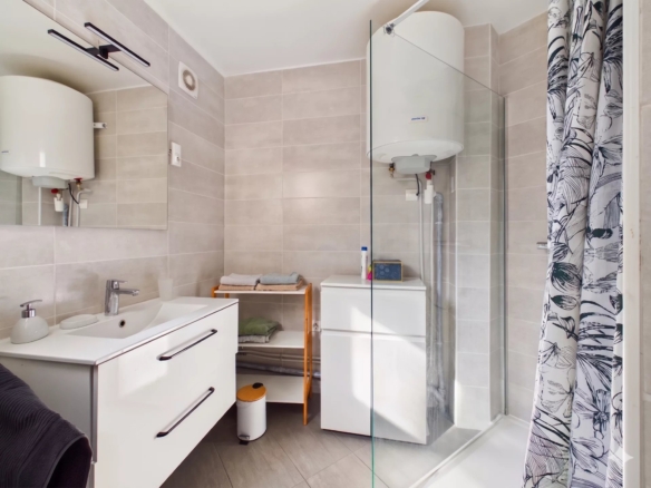 Juan-les-Pins – Appartement 2 pièces rénové avec terrasse, emplacement central