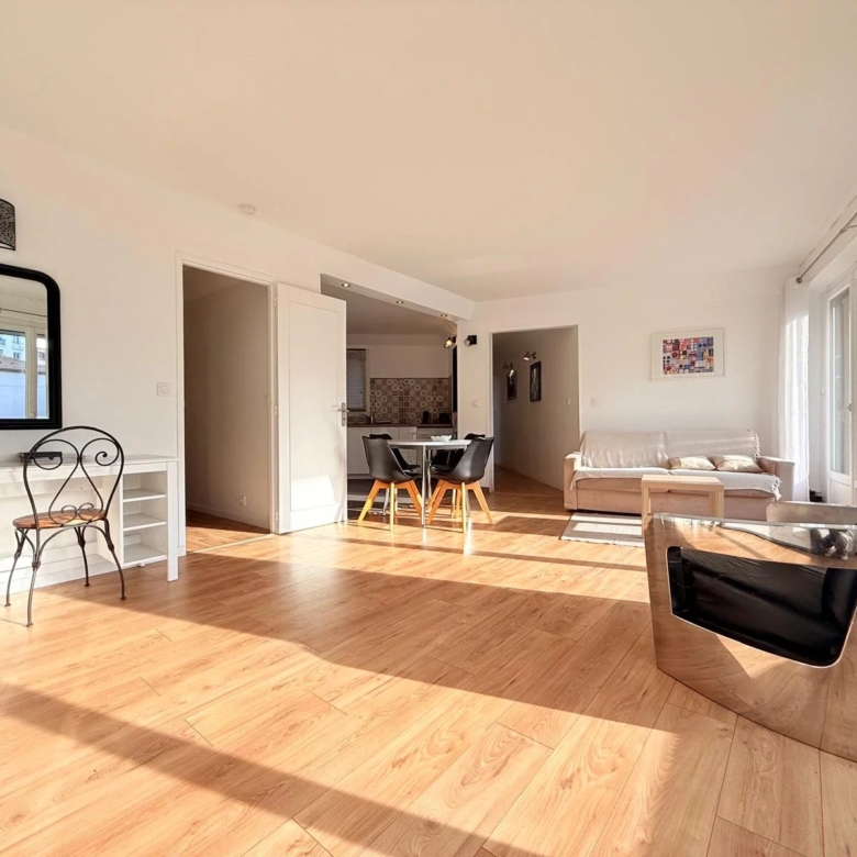 Juan-les-Pins – Appartement 2 pièces rénové avec terrasse, emplacement central