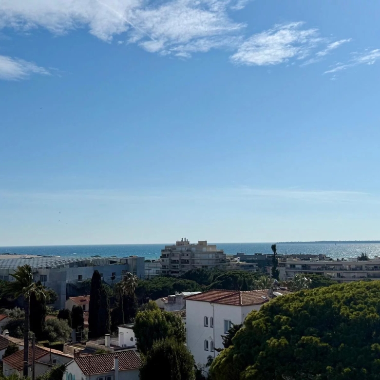 Rare à la vente – Dernier étage avec terrasse et vue mer au cœur de la Pinède
