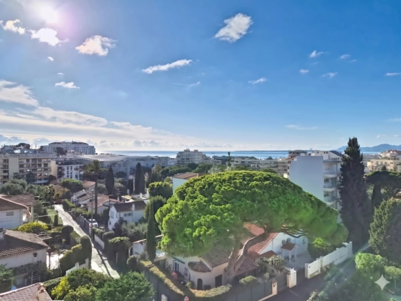 Rare à la vente – Dernier étage avec terrasse et vue mer au cœur de la Pinède