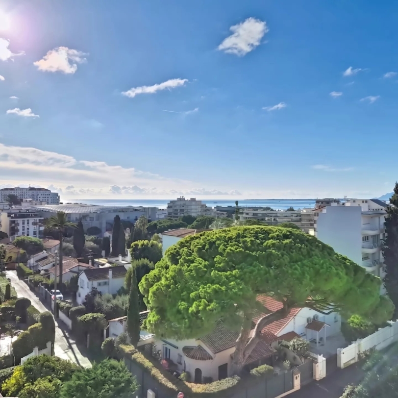 Rare à la vente – Dernier étage avec terrasse et vue mer au cœur de la Pinède