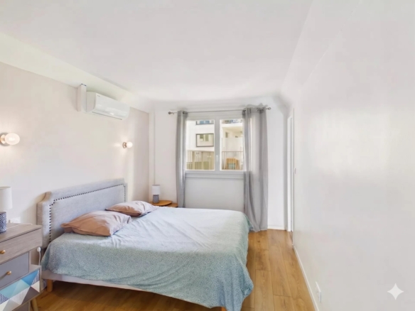 Juan-les-Pins – Appartement 2 pièces rénové avec terrasse, emplacement central