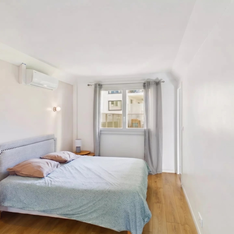 Juan-les-Pins – Appartement 2 pièces rénové avec terrasse, emplacement central