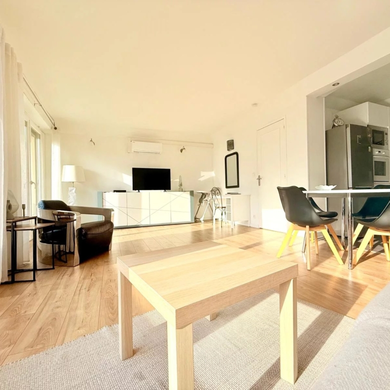 Juan-les-Pins – Appartement 2 pièces rénové avec terrasse, emplacement central