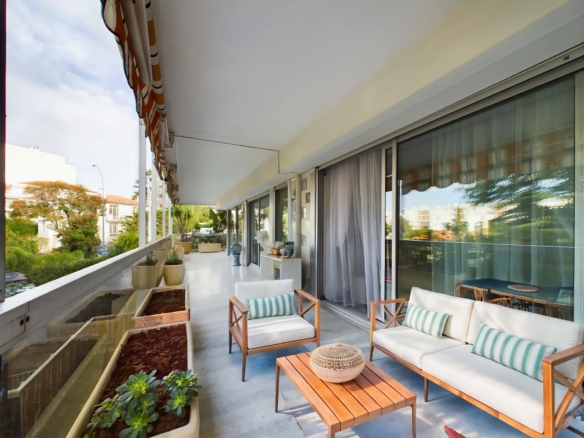 À VENDRE : APPARTEMENT 3 PIÈCES AVEC GRANDE TERRASSE ET PISCINE