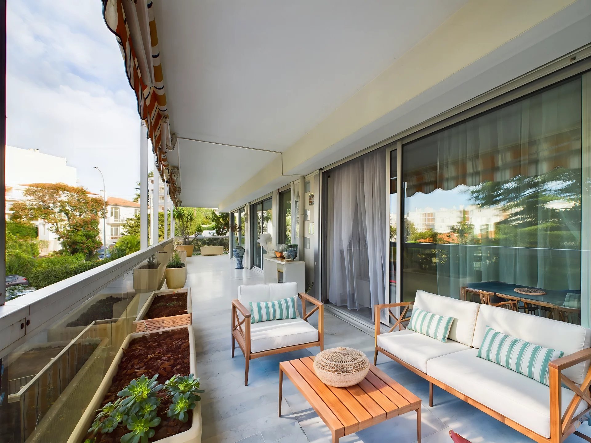 ca0fb33fcc23e3e73ad196ffba423ab8_a3f8e7ff6a_1920-original.jpg À VENDRE : APPARTEMENT 3 PIÈCES AVEC GRANDE TERRASSE ET PISCINE