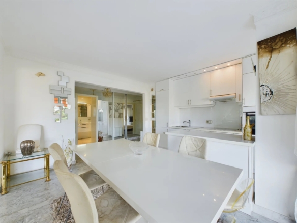 À VENDRE : APPARTEMENT 3 PIÈCES AVEC GRANDE TERRASSE ET PISCINE