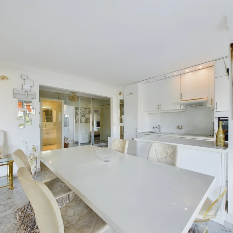 À VENDRE : APPARTEMENT 3 PIÈCES AVEC GRANDE TERRASSE ET PISCINE